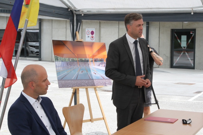 Pred podpisom pogodbe je župan Gregor Macedoni poudaril pomen objekta za širšo lokalno skupnost in slovensko plavanje.