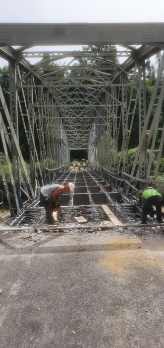 Konec julija bodo ulili novo betonsko ploščad železnega mostu čez Krko