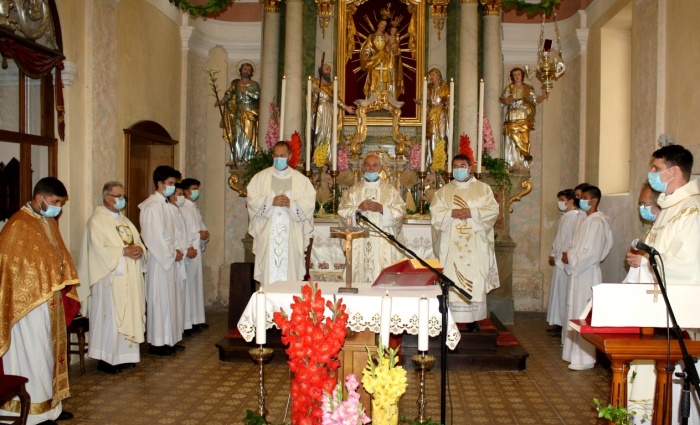 Zlatomašnik Lojze Rajk v včrajšnjem svečanem krogu pri oltarju (Foto: M. L.)
