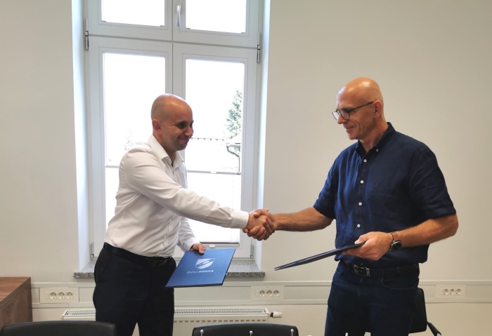 Župan Samo Pogorelc je pogodbo s predstavnikom izvajalca podpisal včeraj. (foto: Občina Ribnica)