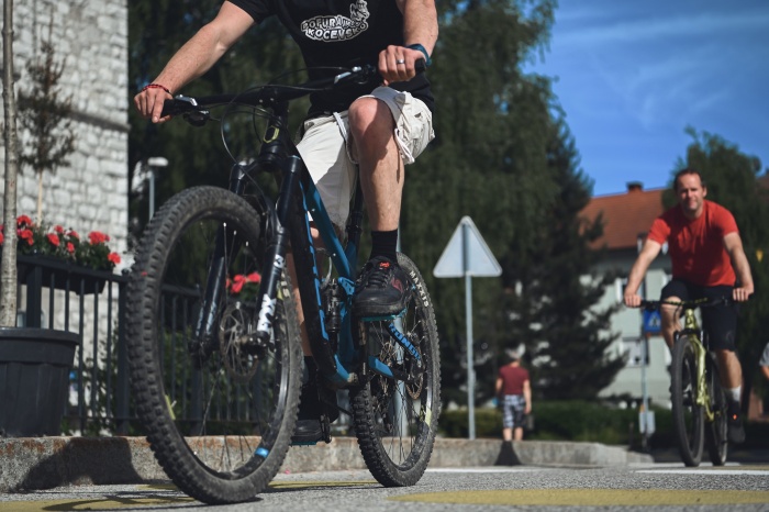 Kočevje bo dobilo 5,3 kilometre novih kolesarskih poti. (Foto: Nik Vidmar)