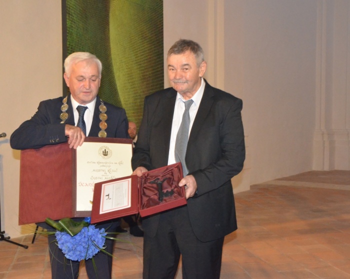 Župan Ladko Petretič je izročil ključ mesta Kostanjevica na Krki in listino častni meščan Stanislavu Matiji Tomazinu. (foto: Pavel Perc)