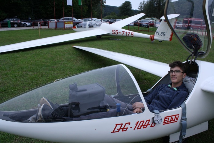 Delo Aerokluba Novo mesto nadaljujejo mladi ljubitelji letalstva, med njimi je tudi Andraž Pucelj (na sliki med prijazno predstavitvijo delovanja jadralnega letala). (foto: M. L.)