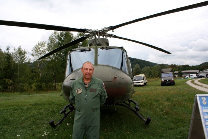 Na dnevu odprtih vrat Aerokluba so vojaški piloti predstavili helikopterje, za kar so se obiskovalci zanimali precej. (foto: M. L.)