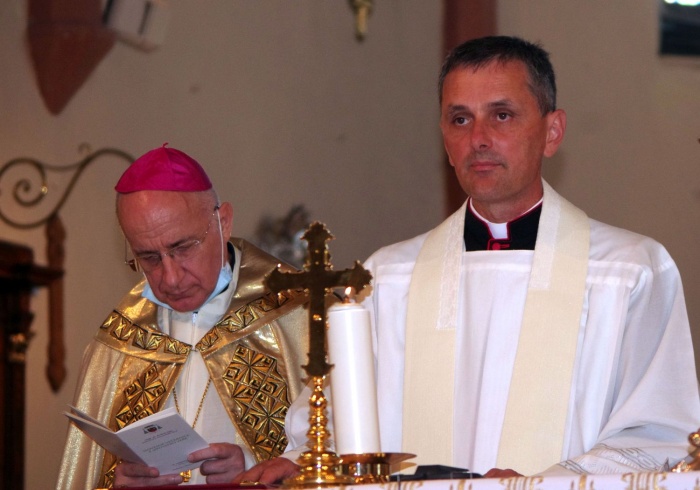 Novi novomeški škof msgr. dr. Andrej Saje, na levi pa apostolski nuncij nj. eksc. msgr. Jean-Marie Speich