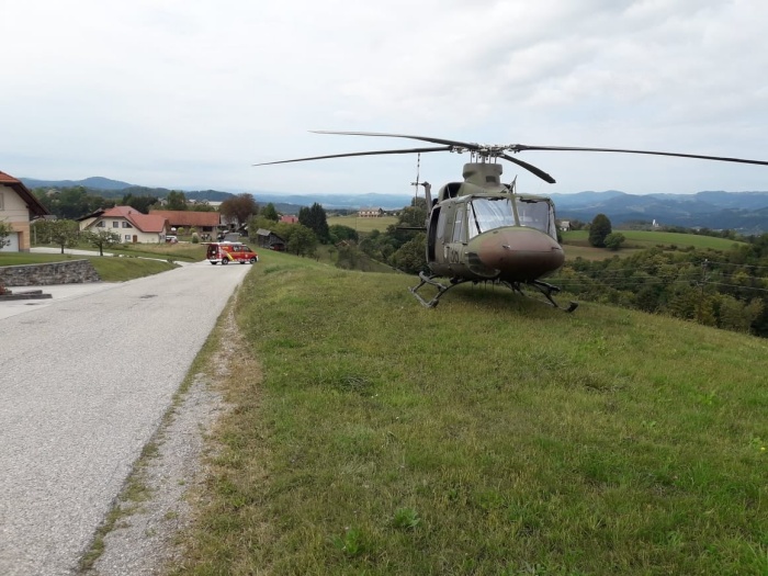 Vojaški helikopter in reševalci danes na Malkovcu (vse fotografije: PGD Sevnica)