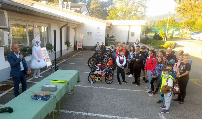 Občina Šmarješke Toplice je OŠ Šmarjeta podarila deset novih koles - pet jih je za vrtec.