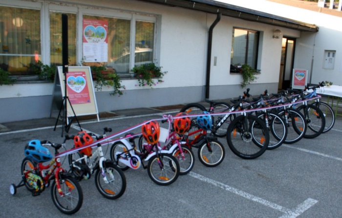 FOTO: Šmarješka šola in vrtec vesela desetih novih koles  
