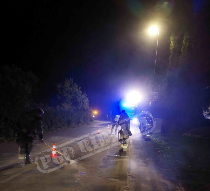 Sinoči so gasilci čistili gorivo s ceste v Ribnici. (obe fotografiji: Gasilska enota Ribnica)
