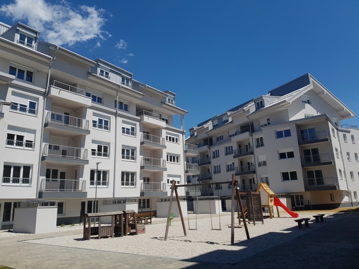 Nova stanovanja so v dveh stanovanjskih objektih v soseski Kočevska rezidenca.