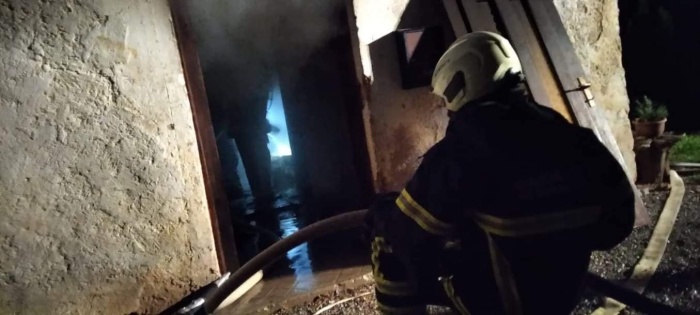 FOTO: Zagorelo v dnevni sobi, ogenj zajel sedežno garnituro in pohištvo