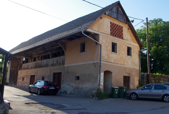Občina Šmarješke Toplice je kupila Moletovo štalo in v njej bo uredila prostore za društva, kavarno, slaščičarno ...