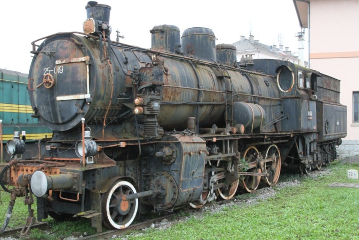 Tale muzejska parna lokomotiva je na novomeški železniški postaji med sodobnejšimi napravami. (fotografije: I. Vidmar)