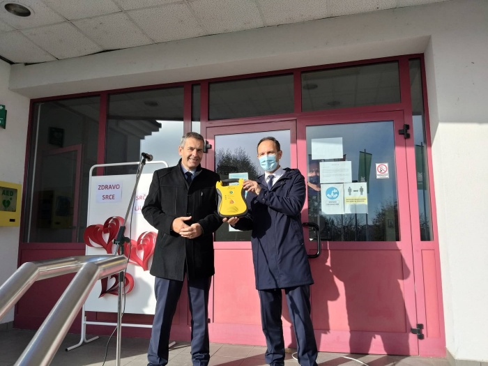 Včerajšnja predaja defibrilatorja (vse fotografije: Občina Krško)