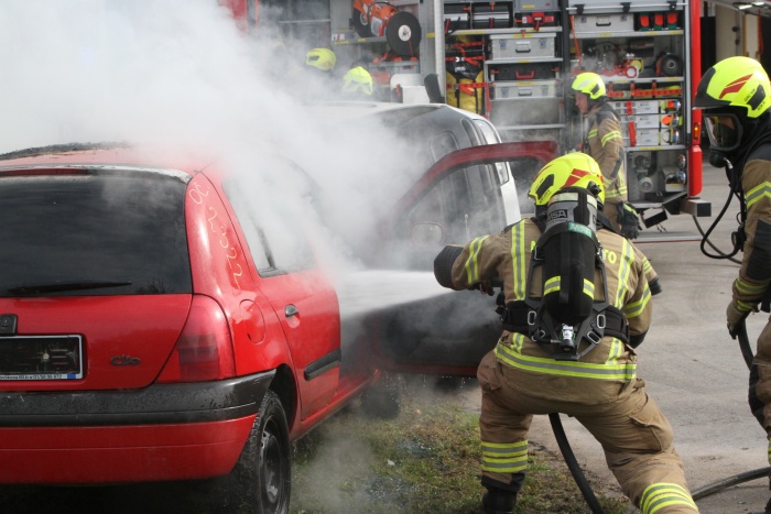 Novomeški gasilci so delovanje nove opreme someščanom predstavili pri gašenju gorečega vozila in reševanju v drugo vozilo ukleščenega ponesrečenca. (foto: I. Vidmar)