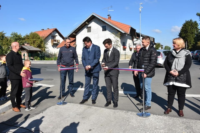 Pred podpisom sporazuma o obvoznjici so odprli še prenovljeni cestni odsek Mokrice-Obrežje-Slovenska vas. (foto: Občina Brežice)