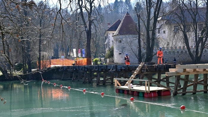 Letos so že prenovili daljši leseni most do gradu Otočec. (foto: arhiv; MO NM)
