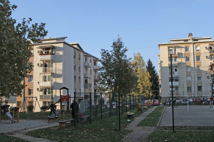Stanovalci blokov v Smrečnikovi ulici so zdaj že na toplem. (foto: I. Vidmar)