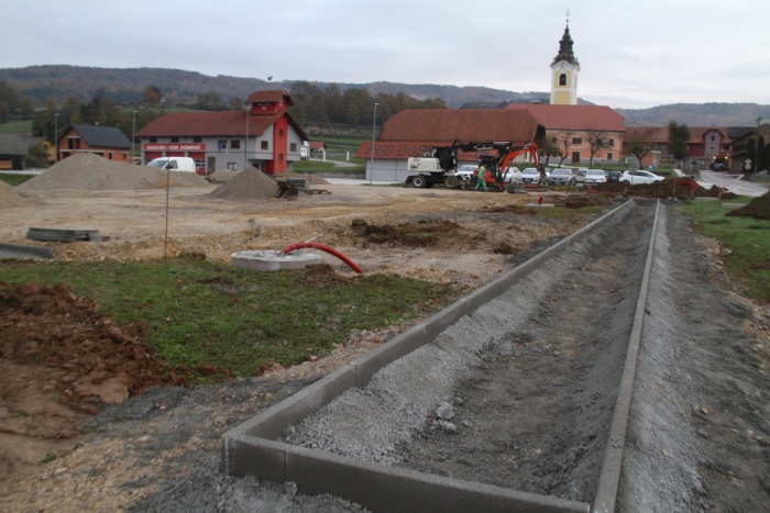 V Dobrniču občina gradi novo večnamensko športno igrišče, poleg katerega bo tudi zaletišče za skok v daljino. (foto: R. N.)