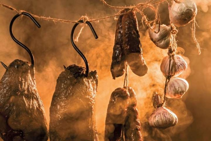 Ukradli so 400 kg mesa, ki se je dimilo. (ilustrativna slika; Dreamstime)
