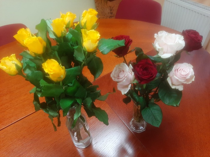 Kambičeva na svojem FB profilu: ''Hvala vsem, ki ste mi v zahvalo prinesli cvet podpore. Šopka krasita mojo pisarno 🙏🤗❤.''