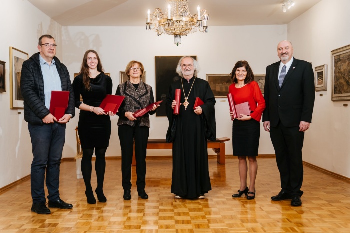 Letošnji občinski nagrajenci z županom Darkom Zevnikom (skrajno desno) (foto: Občina Metlika)
