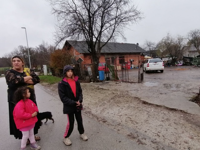 Del romskega naselja, ki leži na poplavnem območju, bo treba nekoč izseliti in premakniti drugam. Kam?