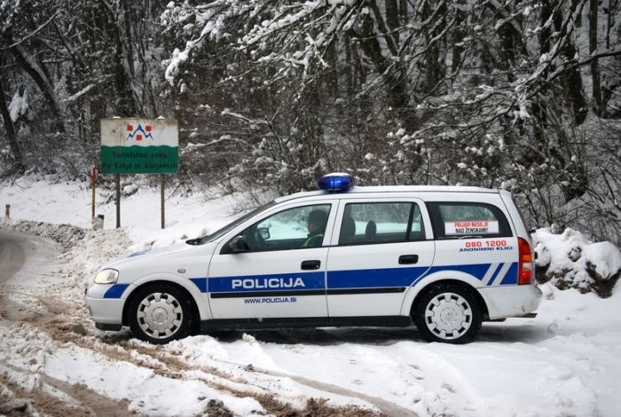Danes je bil tudi na dolenjskih cestah sneg, a o prometnih nesrečah (vsaj zaenkrat), ki bi se zgodile zaradi zimskih razmer, ne poročajo. (foto: arhiv DL)