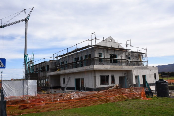 Gradnja nove podružnične šole in vrtca v Velikem Podlogu napreduje