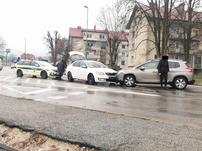 Včerajšnji trk na Ljubljanski v Novem mestu. Avtor fotografije na FB Policijske kontrole Dolenjska jo je naslovil z ''Decembrski poljub pri Avto Slaku'' ...