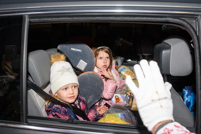 FOTO: Prižig lučk in Miklavž - času primerno do otrok kar skozi avtomobilska okna