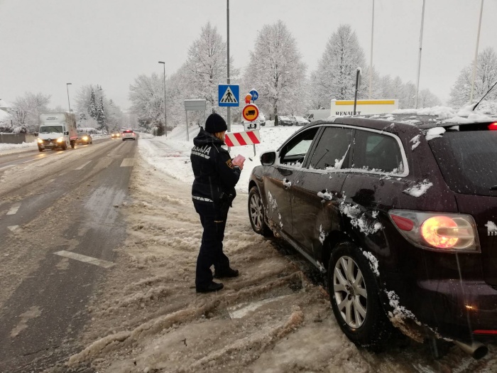 FOTO: V  jutranji prometni konici v snegu tri nesreče