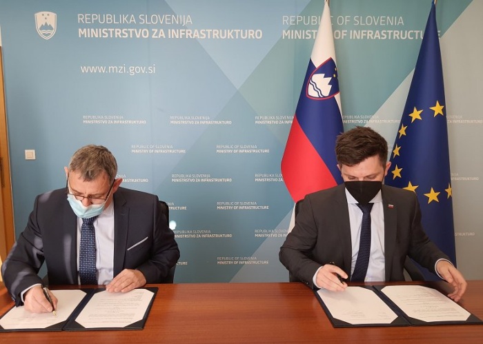 Podpis pogodbe - sevniški župan Srečko Ocvirk in državni sekretar Aleš Miheli  č