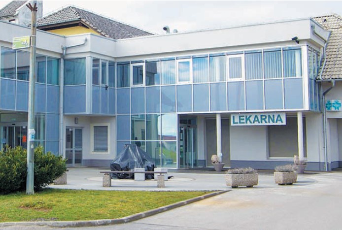 Lekarniška podružnica v Šmarjeti deluje v občinskih prostorih, zraven zdravstvene in zobozdravstvene postaje. (foto: L. M.)