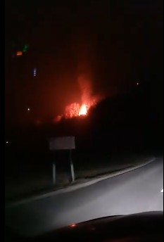 Tako se je požar v Podgori videl s ceste Prečna - Straža. (foto: FB Policijske kontrole Dolenjska)