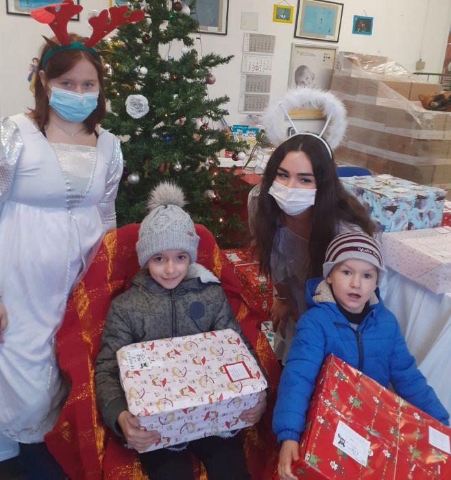 Ob novem letu so obdarili 70 otrok z darili iz dobrodelne akcije Božiček za en dan. (vse fotografije: OZ RK Novo mesto)