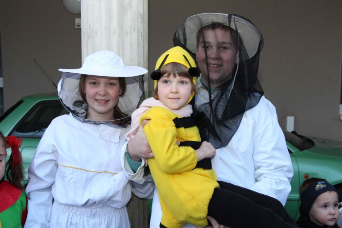 Seveda tudi brez čebelarjev in čebelice ni šlo, čebela je mirnopeški simbol. Tudi ta skupinska maska je bila nagrajena.