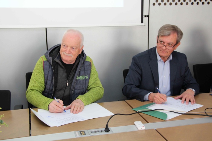 Dogovor o izvajanju storistve sta dopoldne podpisala topliški župan Franc Vovk in predsednik društva upokojencev Dušan Kraševec.