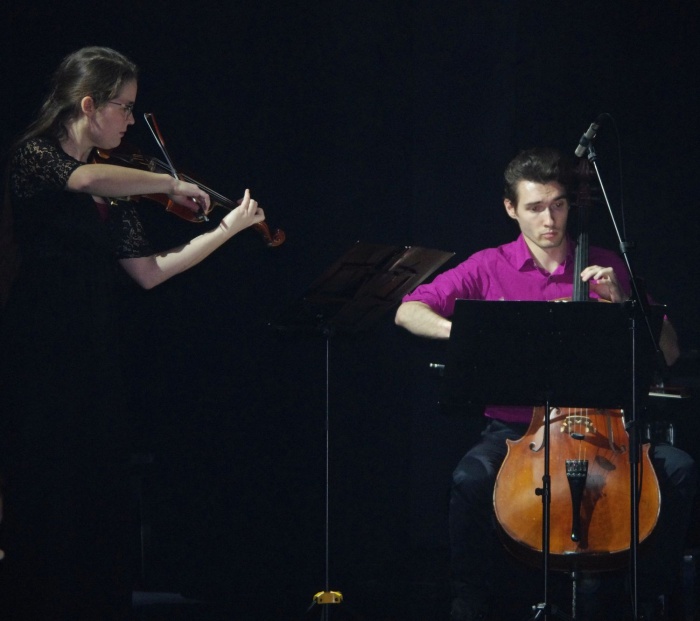 Glasbenika Mirjam Šolar na violini in Peter Kaiser na violončelu