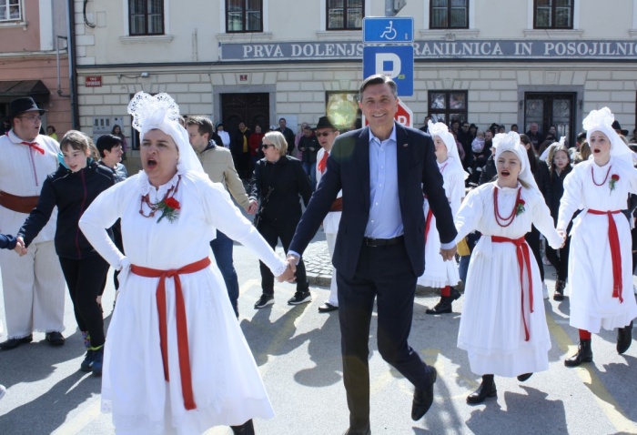Na koncu so šli s plesalkami in plesalci v kolo množično tudi obiskovalci, med njimi tudi predsednik Borut Pahor. (vse foto: M. L.)