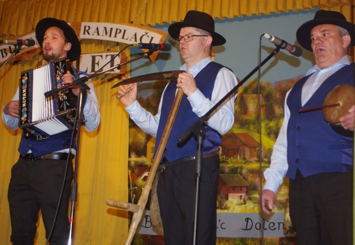 Tomaž Čarman (v sredini) se je skupini pridružil nazadnje in je tokrat prvič nastopil na njihovem tradicionalnem koncertu.