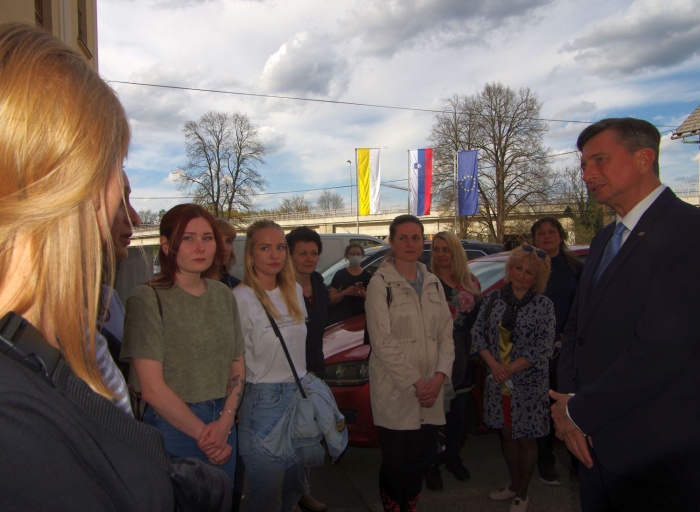 Borut Pahor je pozdravil begunke iz Ukrajine, ki so prve dobile status begunca in danes začnejo s službo.