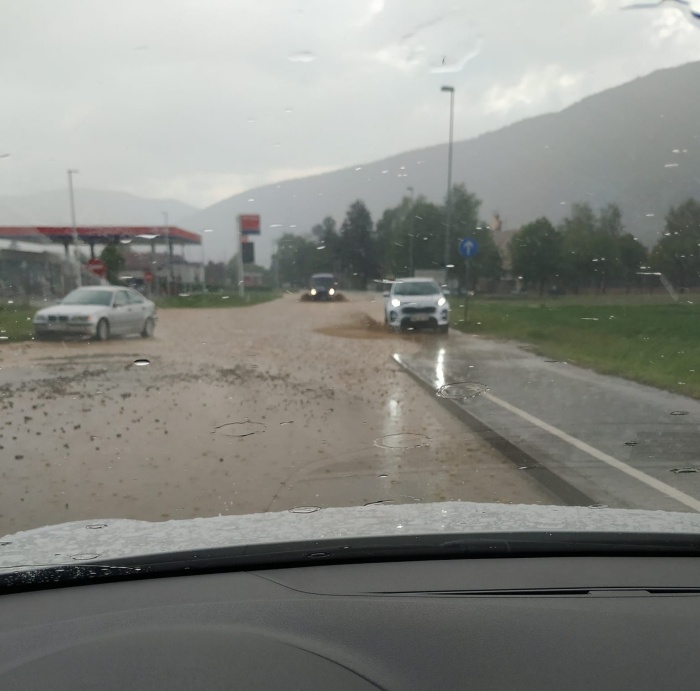 Vse pričujoče fotografije so z FB Policijske kontrole Dolenjska. Prikazujejo predvsem poplavljene ceste v Vavti vasi, mimo tamkajšnje šole in bencinske črpalke ...