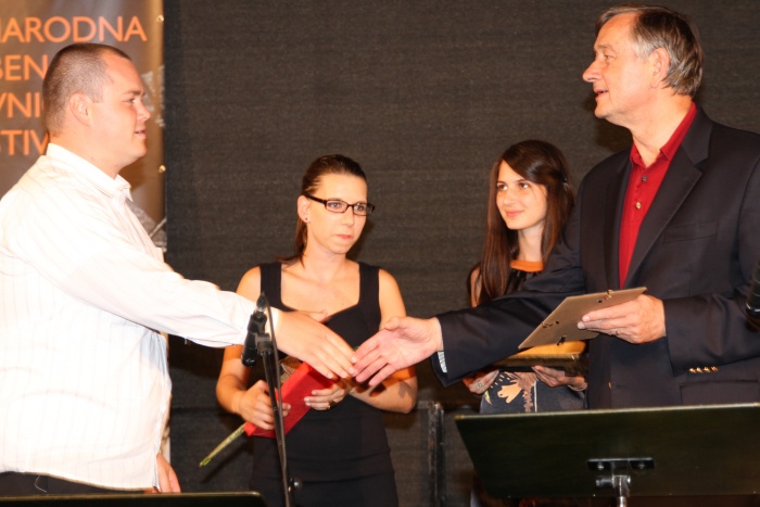Nagrado Jazzon Live za najboljšo živo izvedbo tekmovalne skladbe je leta 2012 Črtu Remicu izročil tedanji predsednik države  dr. Danilo Türk. (Foto: I. Vidmar)