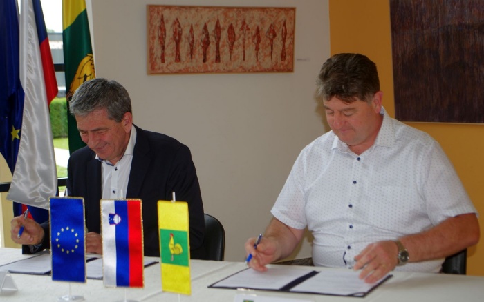 Miljenko Muha in Jože Simončič ob podpisu pogodbe.