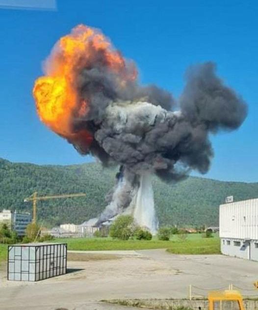 Četrtek, 12. maja, ko je naključni snemalec natanko ob 8.37 posnel trenutek eksplozije v Melaminu ...