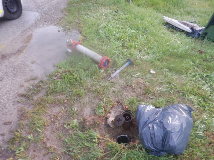 FOTO: Podkrepljen s tremi promili alkohola v konflikt s hidrantom in zabojniki 