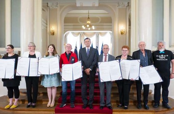 Predsednik Pahor z nagrajenci (Foto: STA)