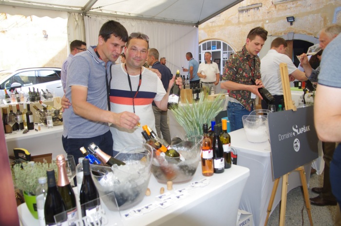 Tudi na gradu Grm je bilo včeraj živahno na Pop Up Wine festivalu. Zadovoljen je bil tudi glavni organizator Gregor Kren (drugi z leve).