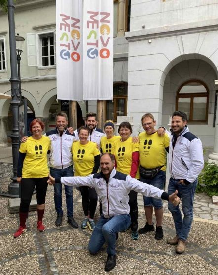 Nasmejana družba petih Štajercev, ki je prehodila 135 kilometrov iz Maribora na novomeško cvičkarijo, skupaj s člani skupine Čuki. (Foto: osebni arhiv M.B.)